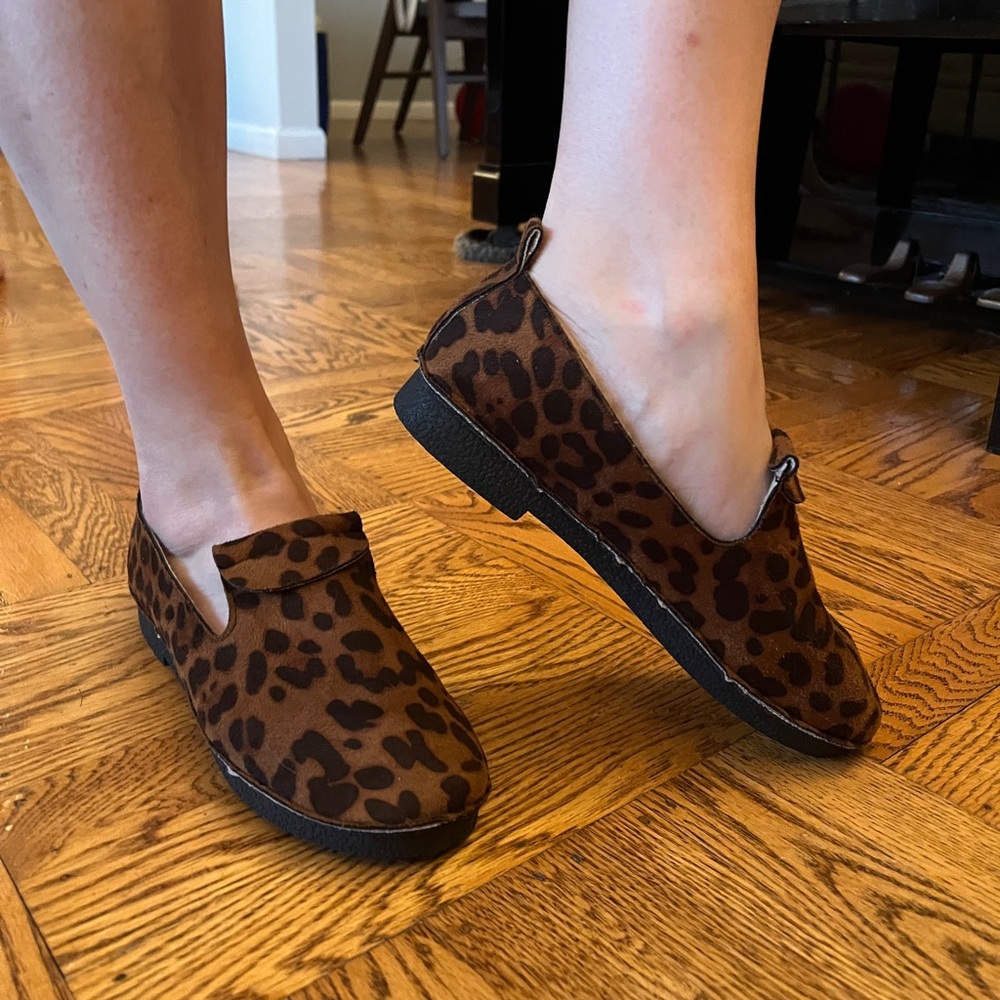 super cute vintage cheetah print shoes. super comfy! size 40, best fits a size 8